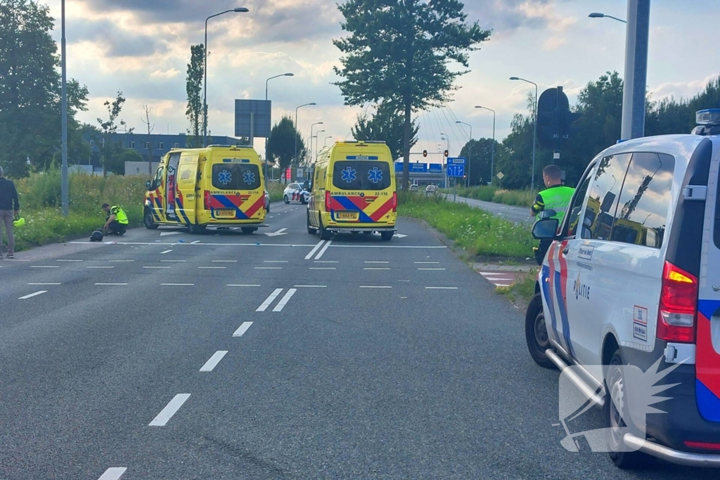 Motorrijder schept fietser