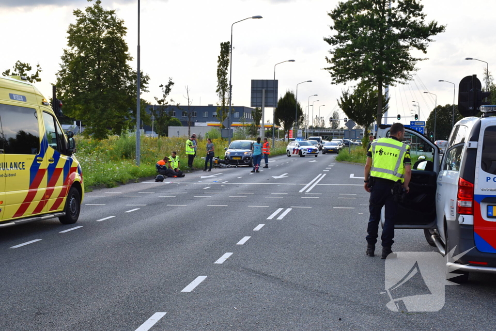 Motorrijder schept fietser