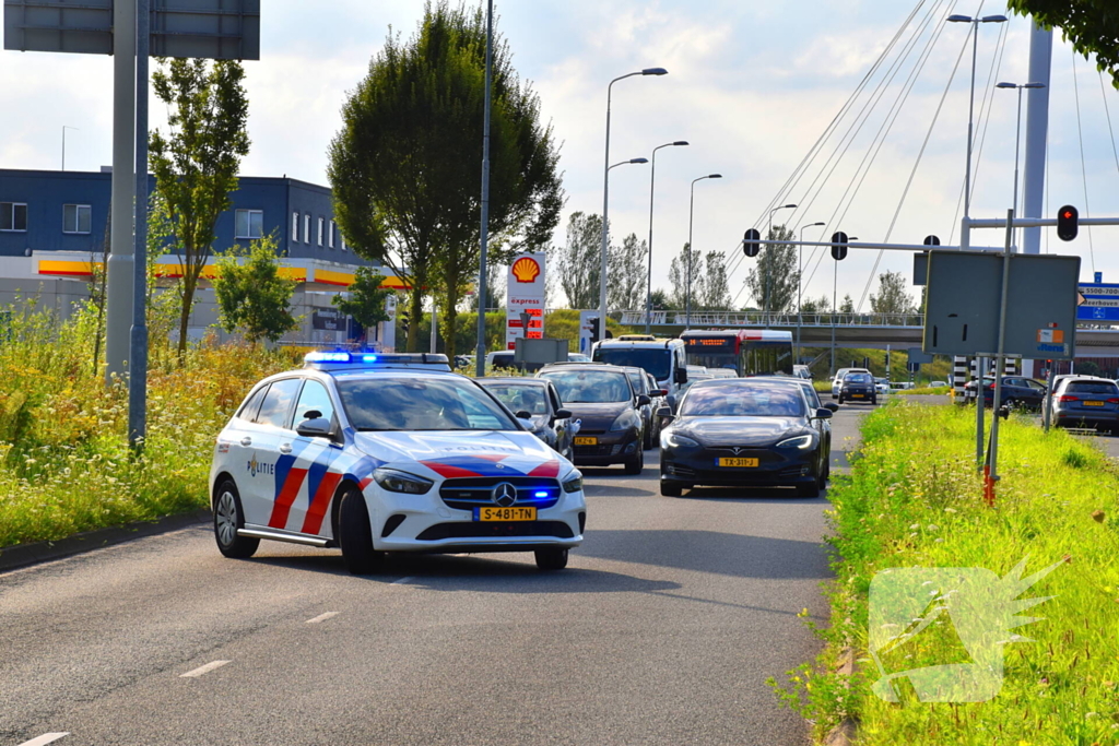 Motorrijder schept fietser