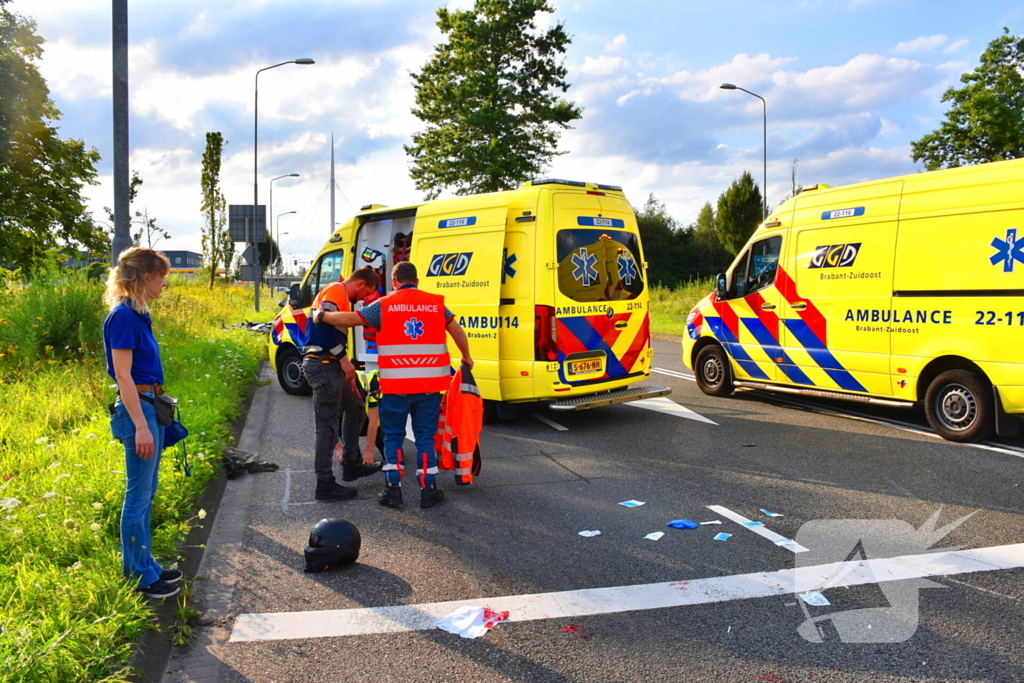 Motorrijder schept fietser