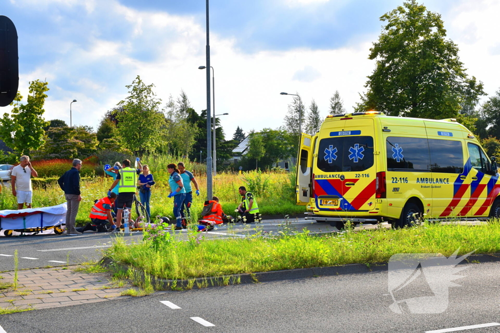 Motorrijder schept fietser