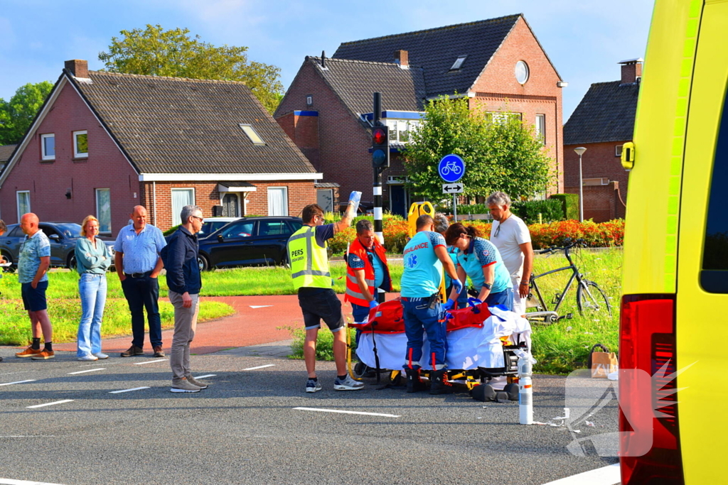 Motorrijder schept fietser