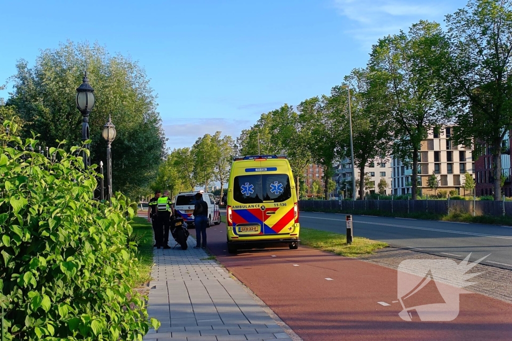 Automobilist en motorrijder met elkaar in botsing