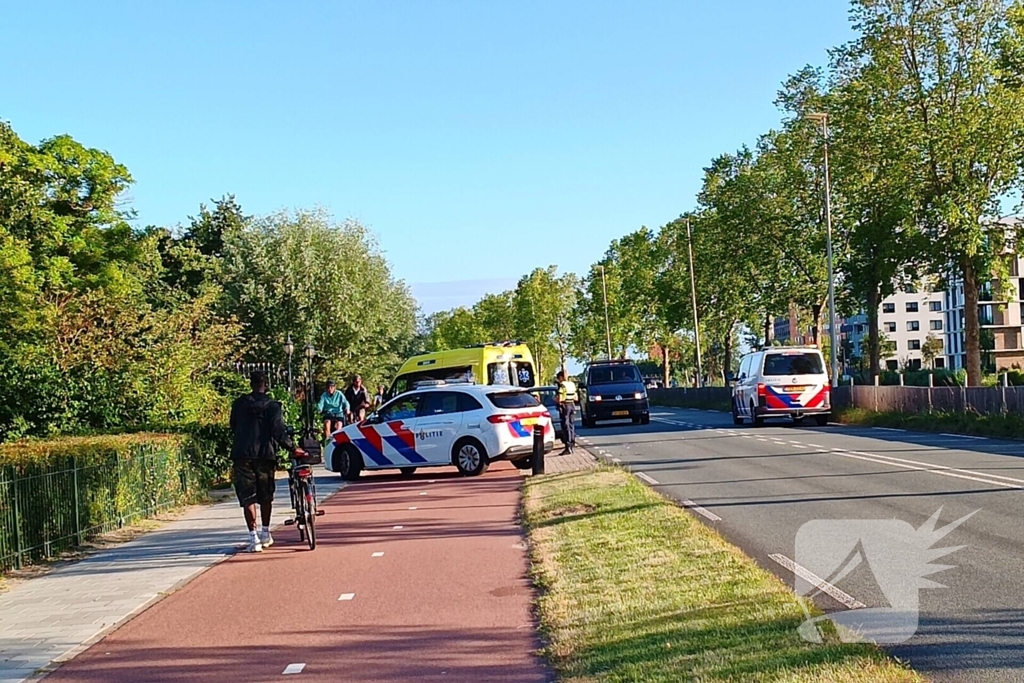 Automobilist en motorrijder met elkaar in botsing