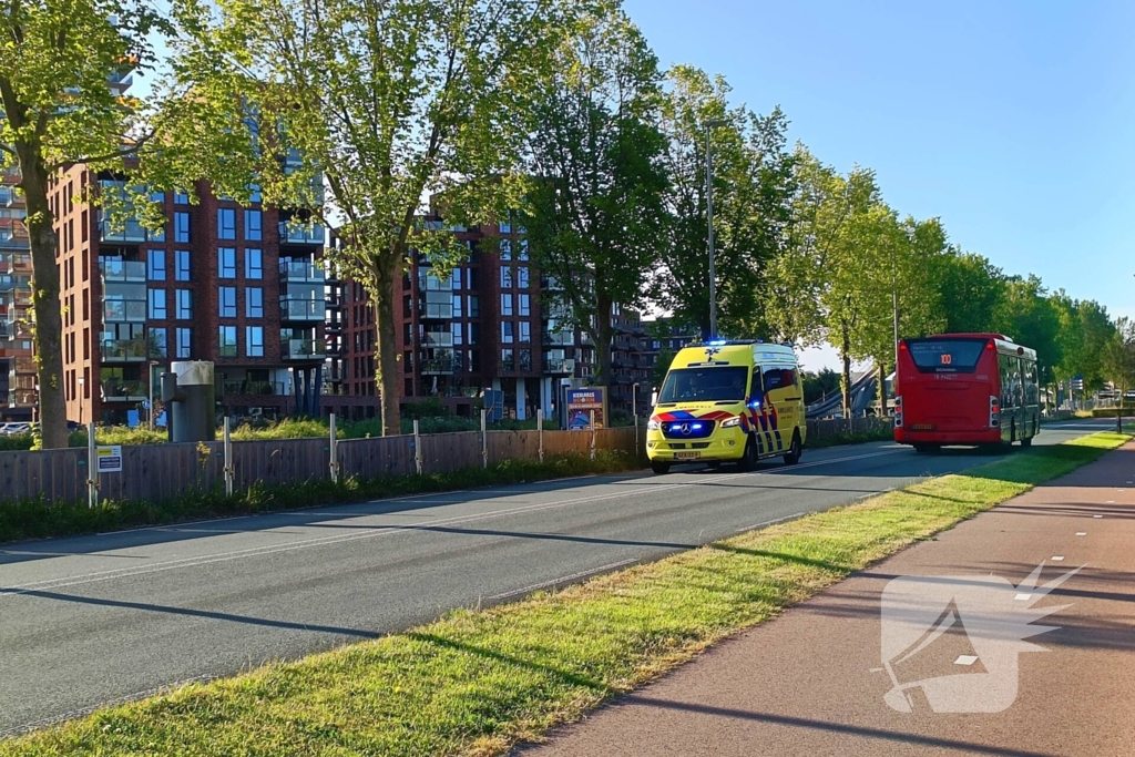 Automobilist en motorrijder met elkaar in botsing