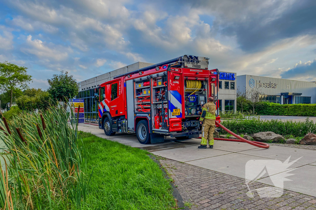 Brandweer blust brandende container