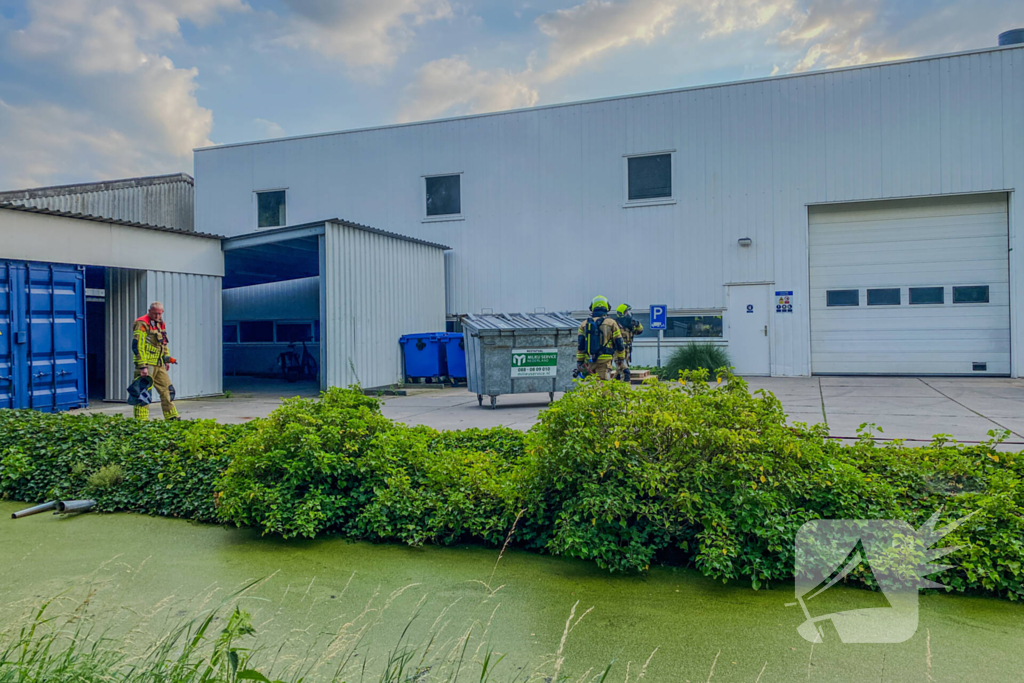 Brandweer blust brandende container