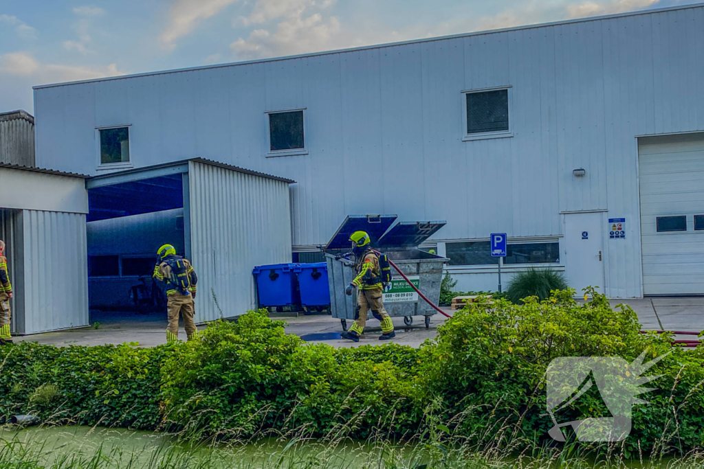 Brandweer blust brandende container