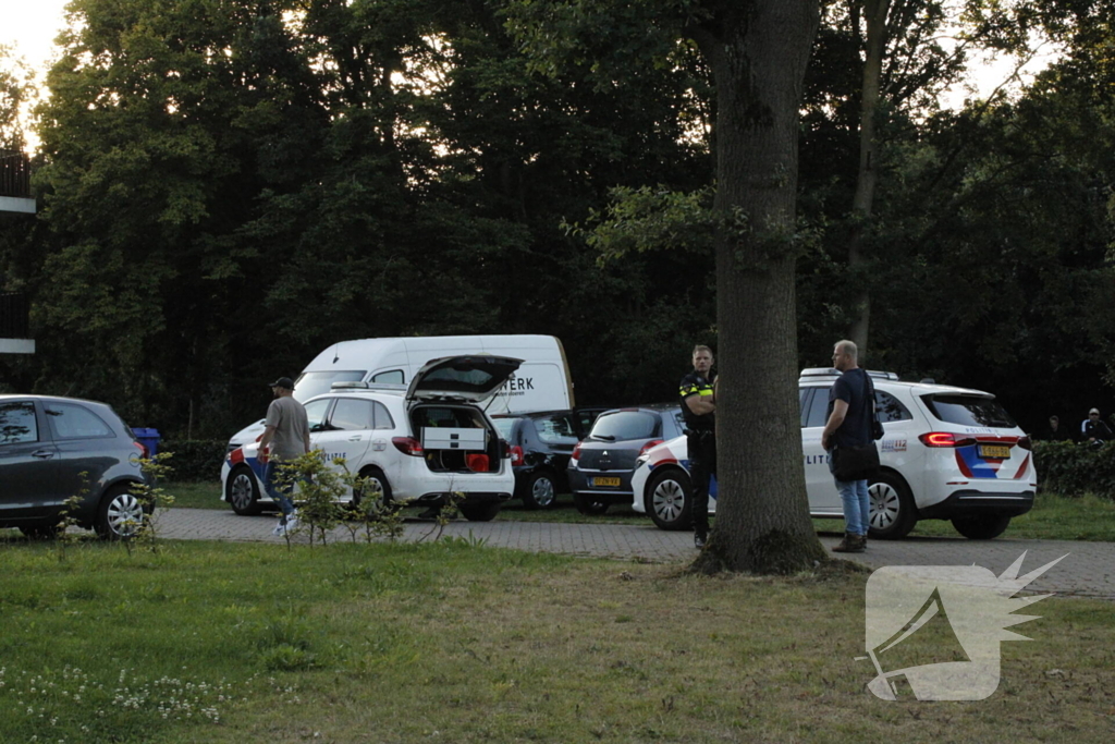 Verdovende middelen en messen aangetroffen na vechtpartij, politie valt woning binnen