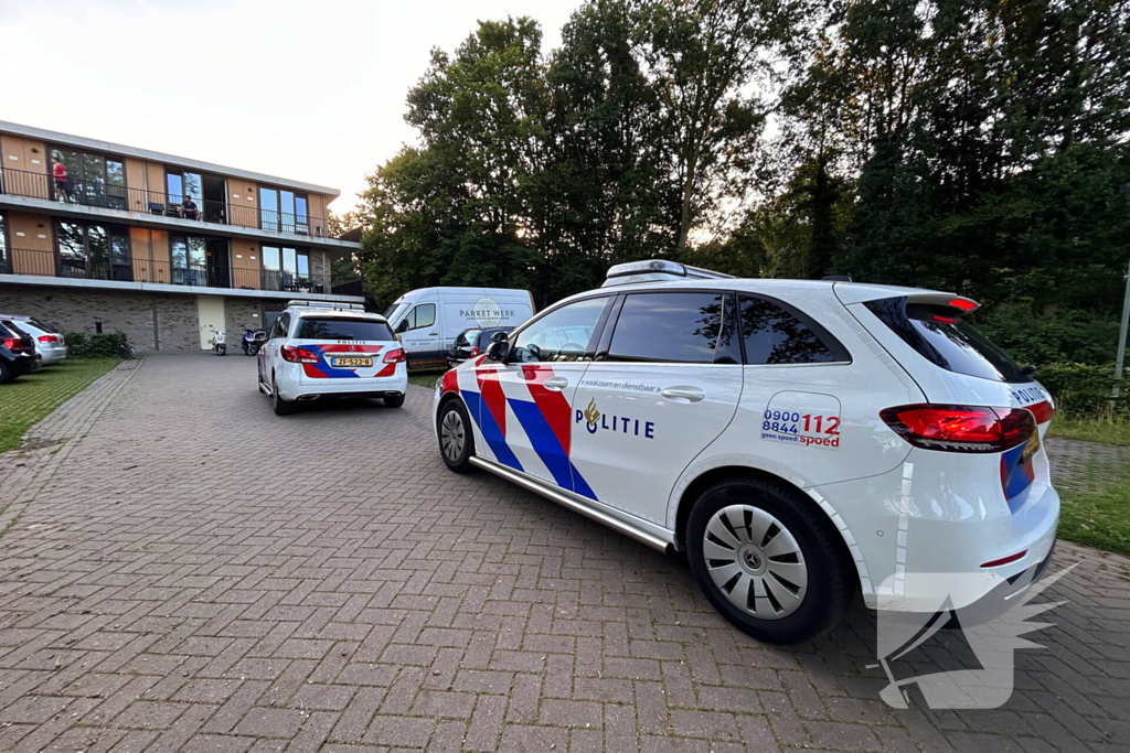 Verdovende middelen en messen aangetroffen na vechtpartij, politie valt woning binnen