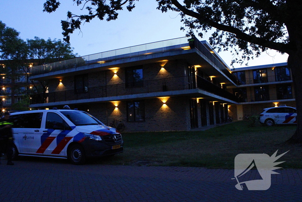 Verdovende middelen en messen aangetroffen na vechtpartij, politie valt woning binnen