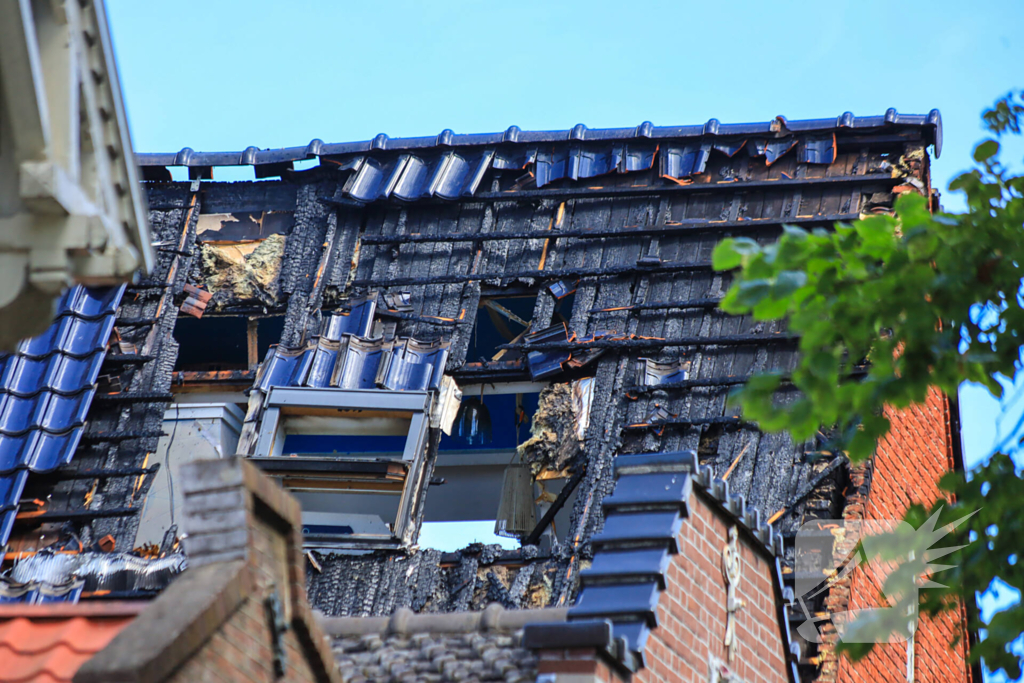 Hulpdiensten groots ingezet voor uitslaande brand bij woning