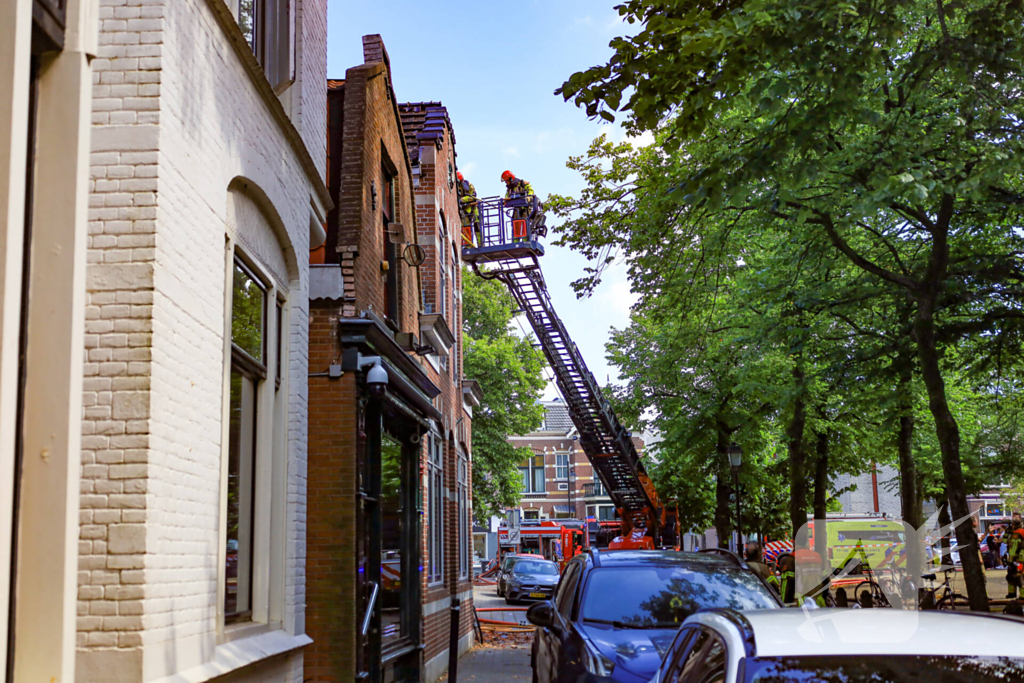 Hulpdiensten groots ingezet voor uitslaande brand bij woning