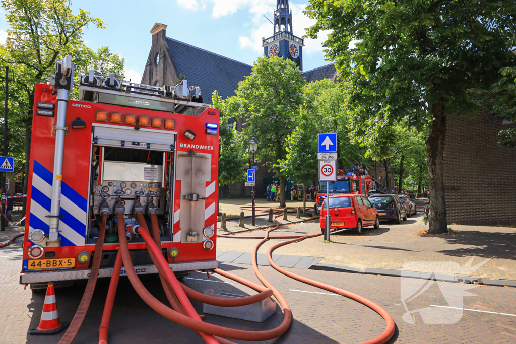 Hulpdiensten groots ingezet voor uitslaande brand bij woning