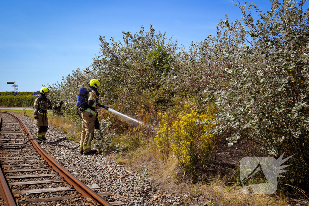 Brandweer ingezet voor brand in berm bij spoor