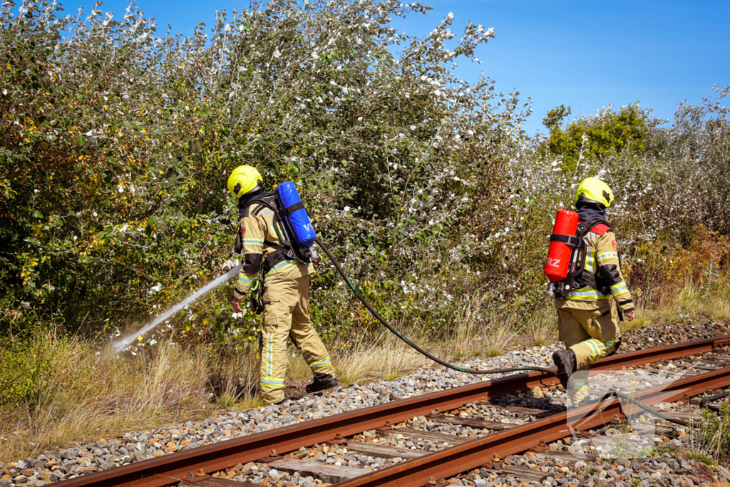 Brandweer ingezet voor brand in berm bij spoor