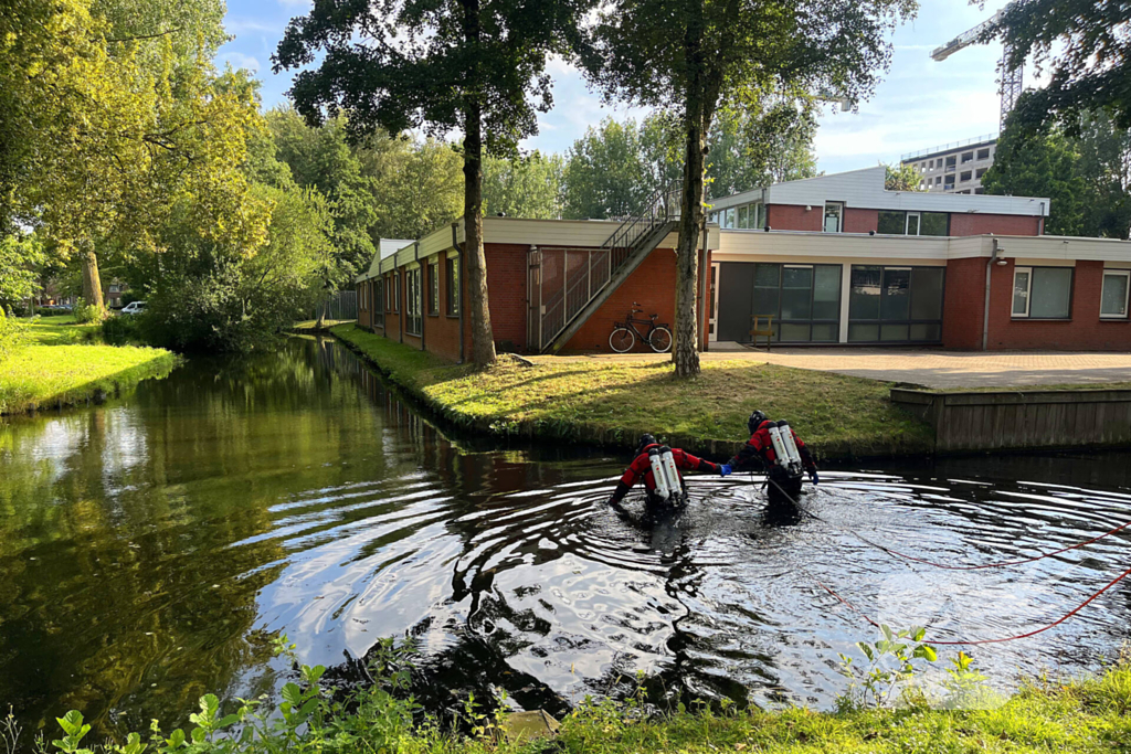 Hulpdiensten starten zoektocht in water naar vermist meisje