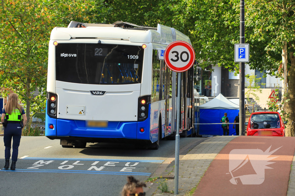 Traumateam ingezet voor dodelijk ongeval tussen GVB-bus en motorrijder