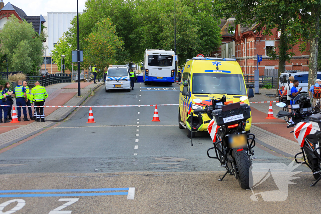 Traumateam ingezet voor dodelijk ongeval tussen GVB-bus en motorrijder