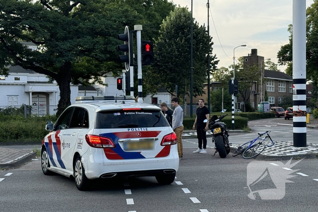 Motorrijder aangereden, automobilist rijdt door