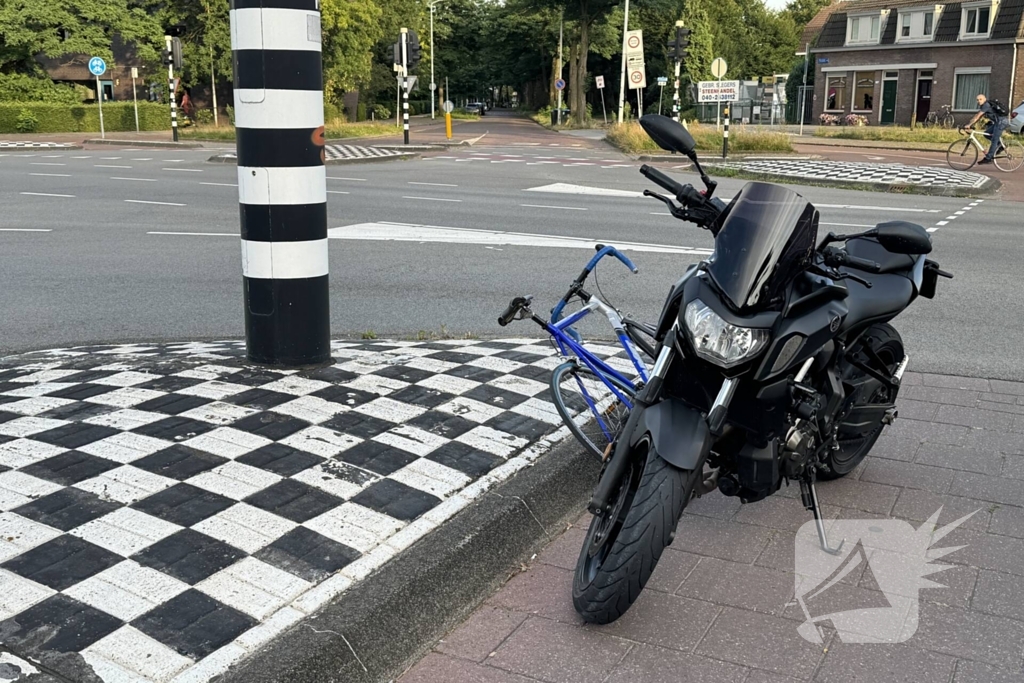 Motorrijder aangereden, automobilist rijdt door