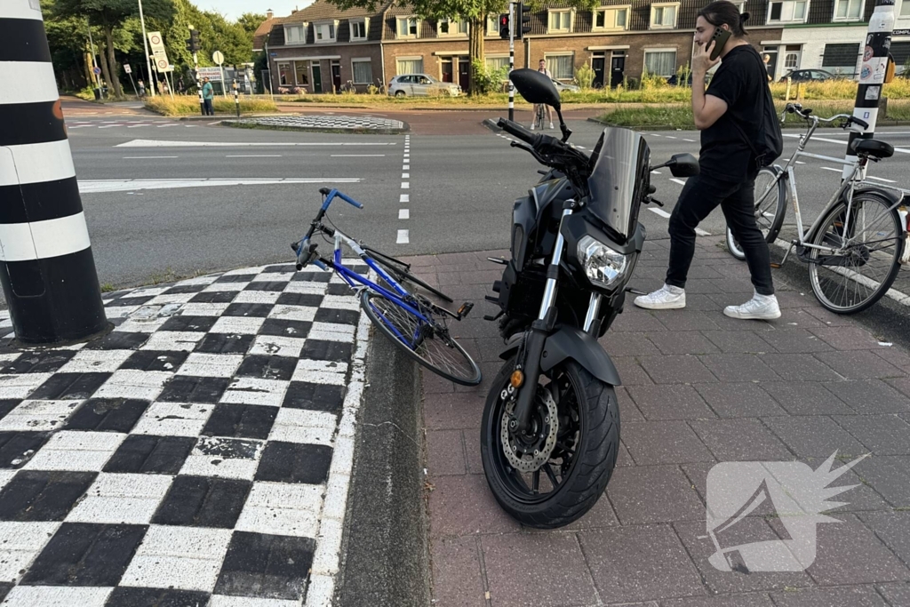 Motorrijder aangereden, automobilist rijdt door