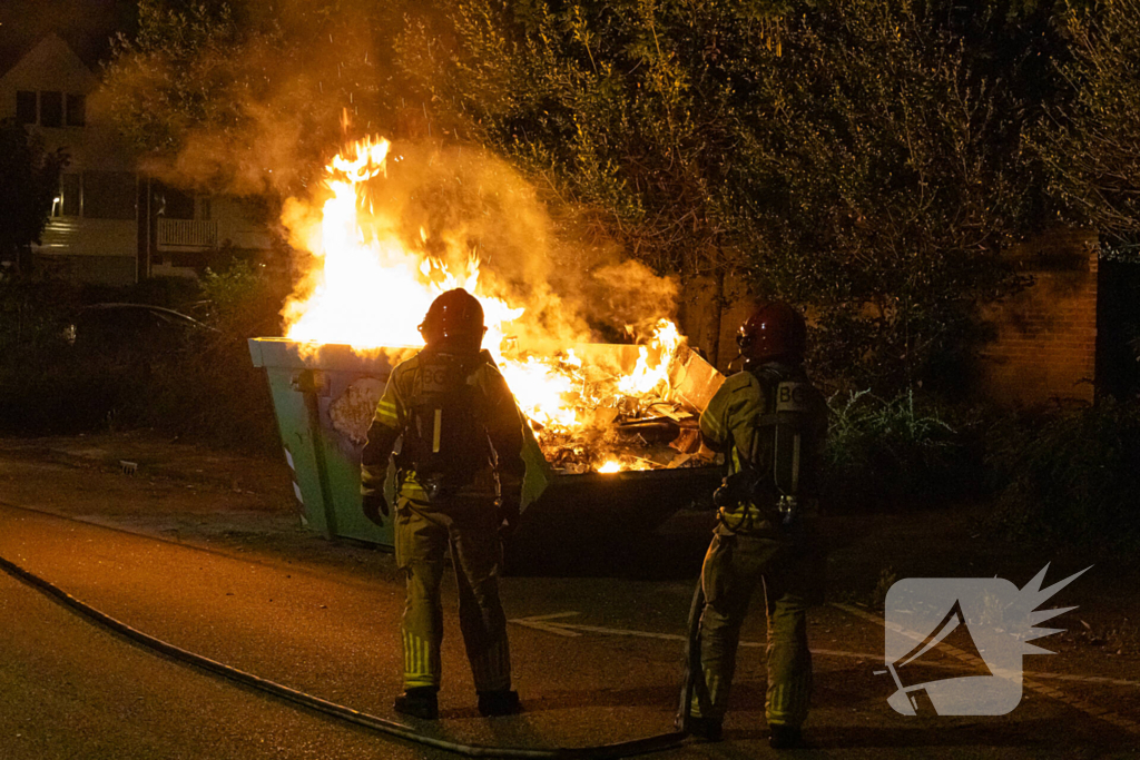 Metershoge vlammen door containerbrand