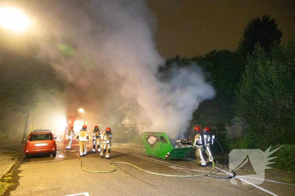 Metershoge vlammen door containerbrand