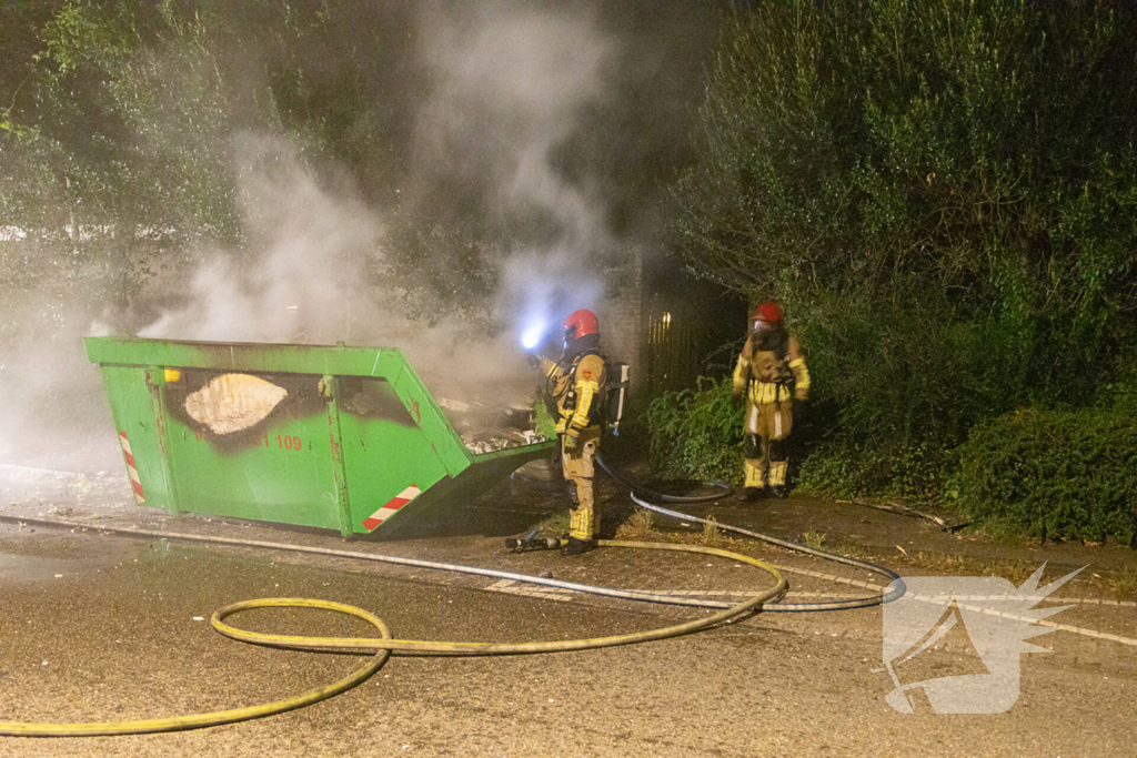 Metershoge vlammen door containerbrand