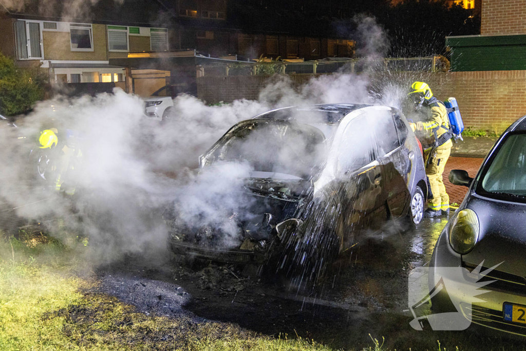 Personenauto volledig uitgebrand in nachtelijke uren