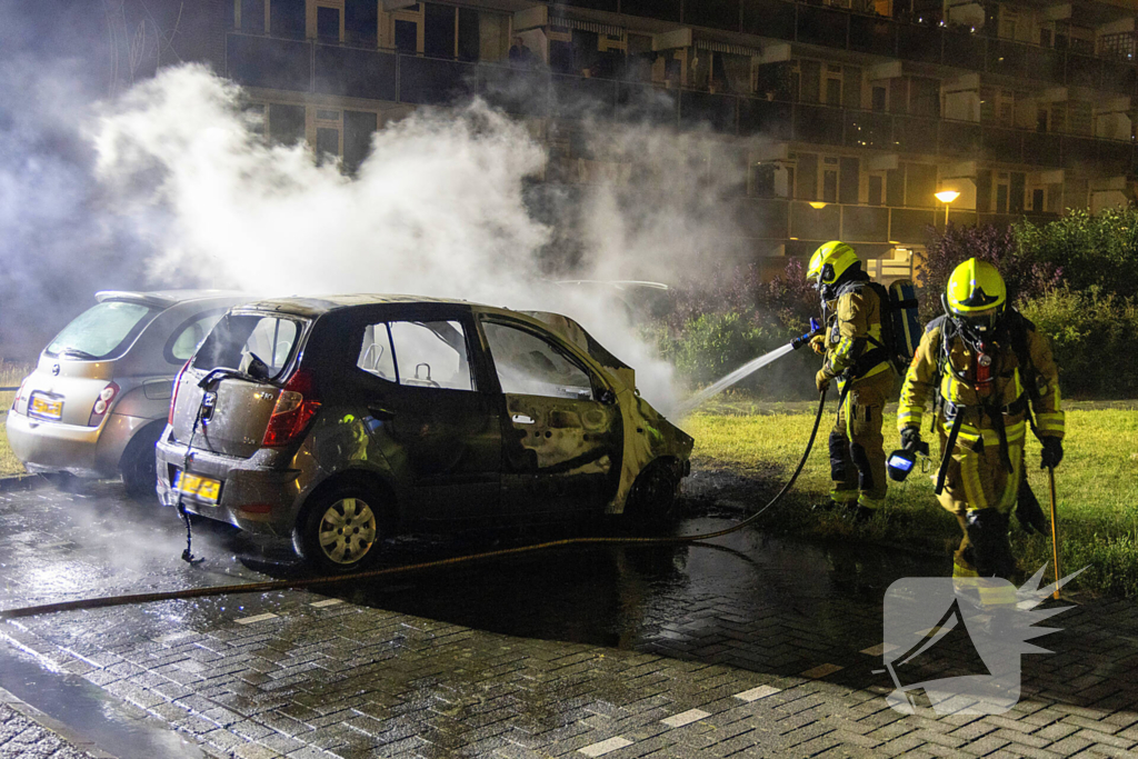 Personenauto volledig uitgebrand in nachtelijke uren