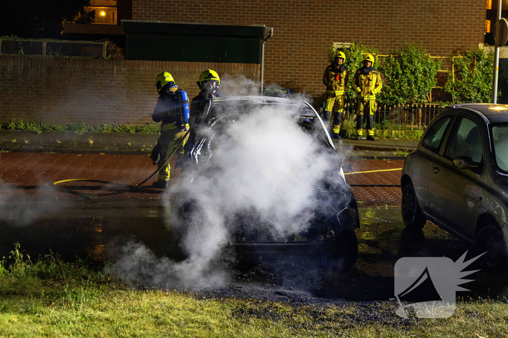 Personenauto volledig uitgebrand in nachtelijke uren