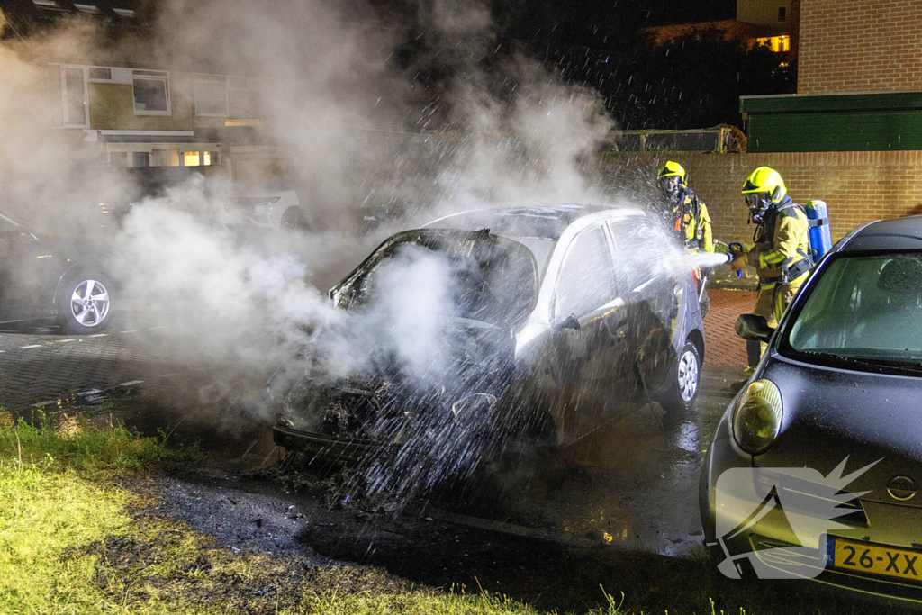 Personenauto volledig uitgebrand in nachtelijke uren