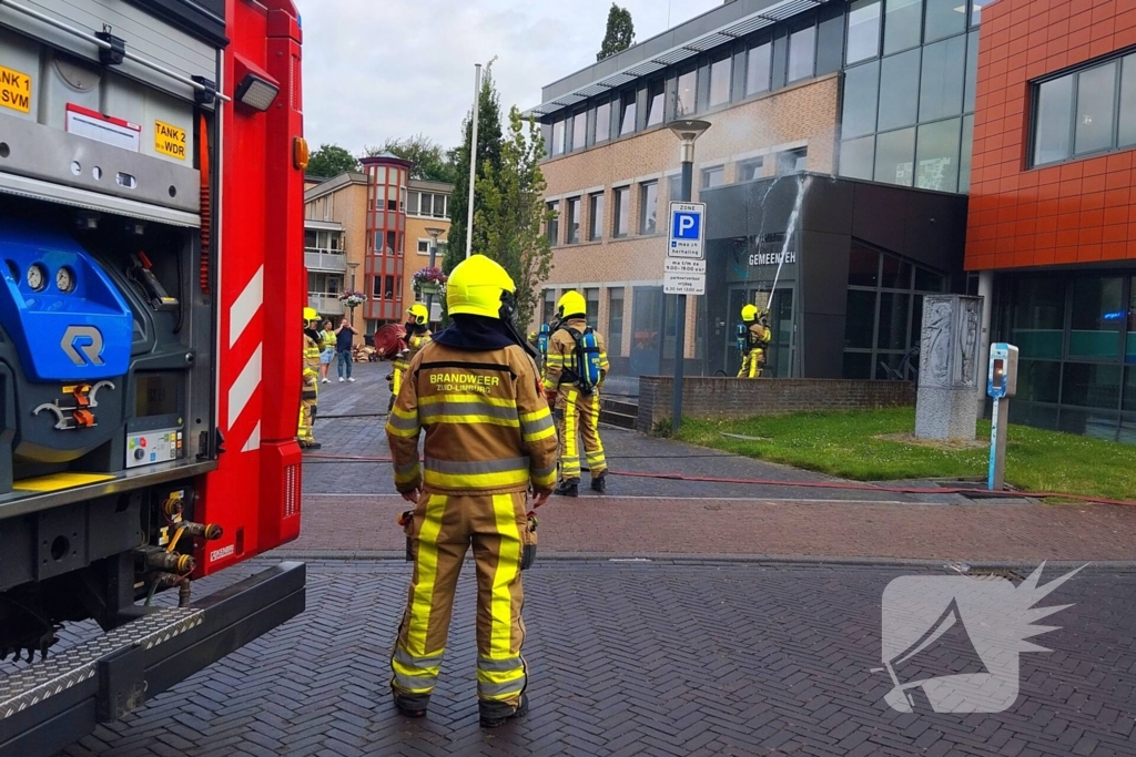 Vlammen uit muren van gemeentehuis na onkruidverbranding