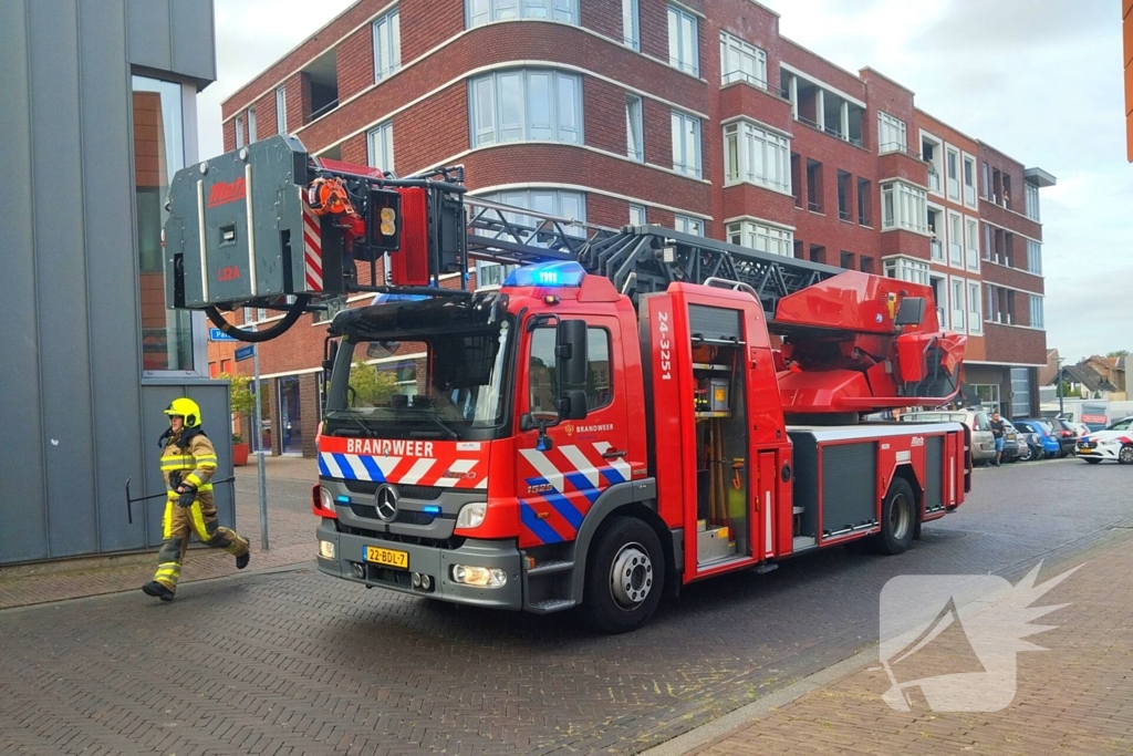 Vlammen uit muren van gemeentehuis na onkruidverbranding