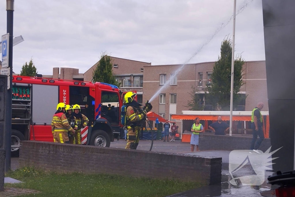 Vlammen uit muren van gemeentehuis na onkruidverbranding