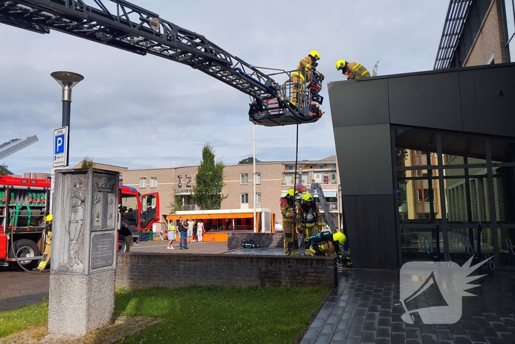 Vlammen uit muren van gemeentehuis na onkruidverbranding