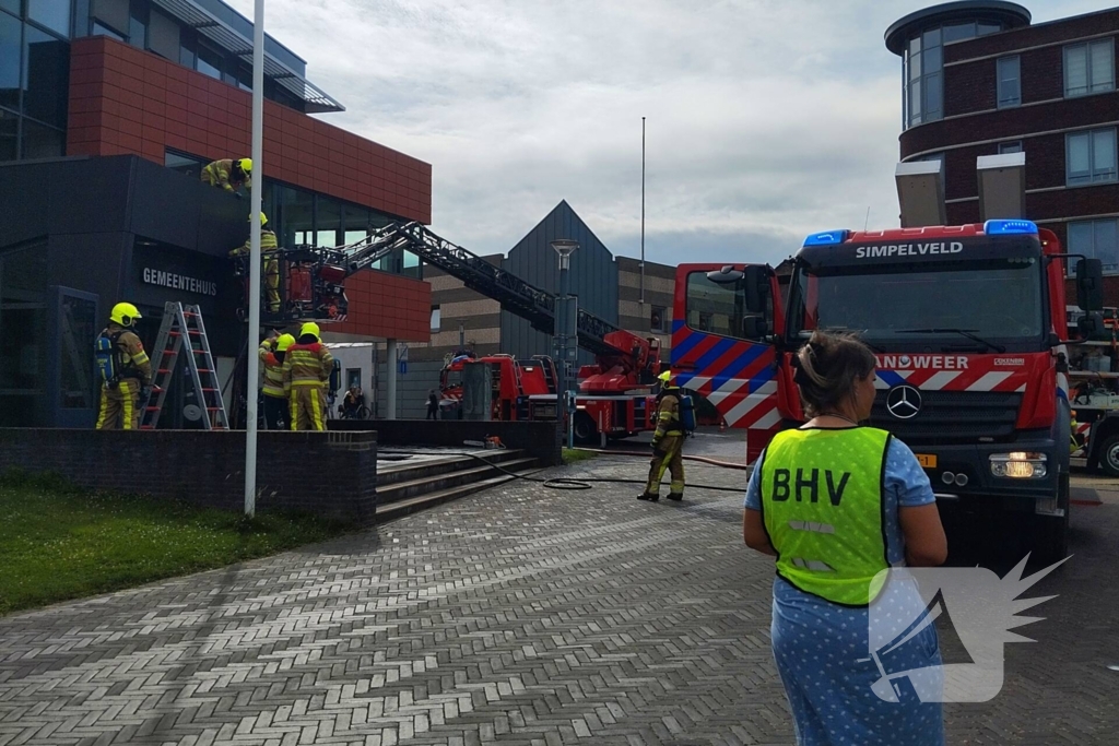 Vlammen uit muren van gemeentehuis na onkruidverbranding