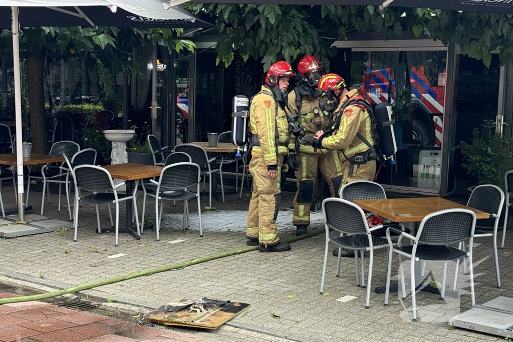 Forse rookontwikkeling door brand in keuken van eetcafé