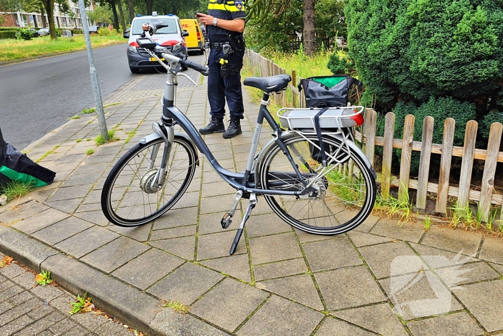 E-biker aangereden door pakketbezorger