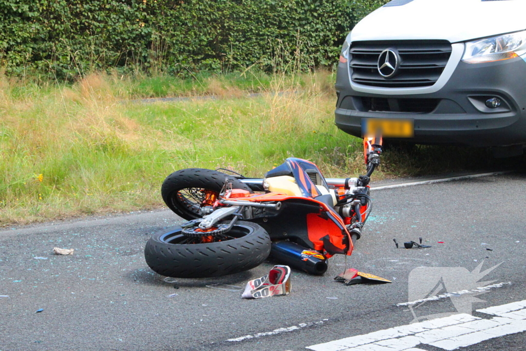 Motorrijder klapt achterop personenauto