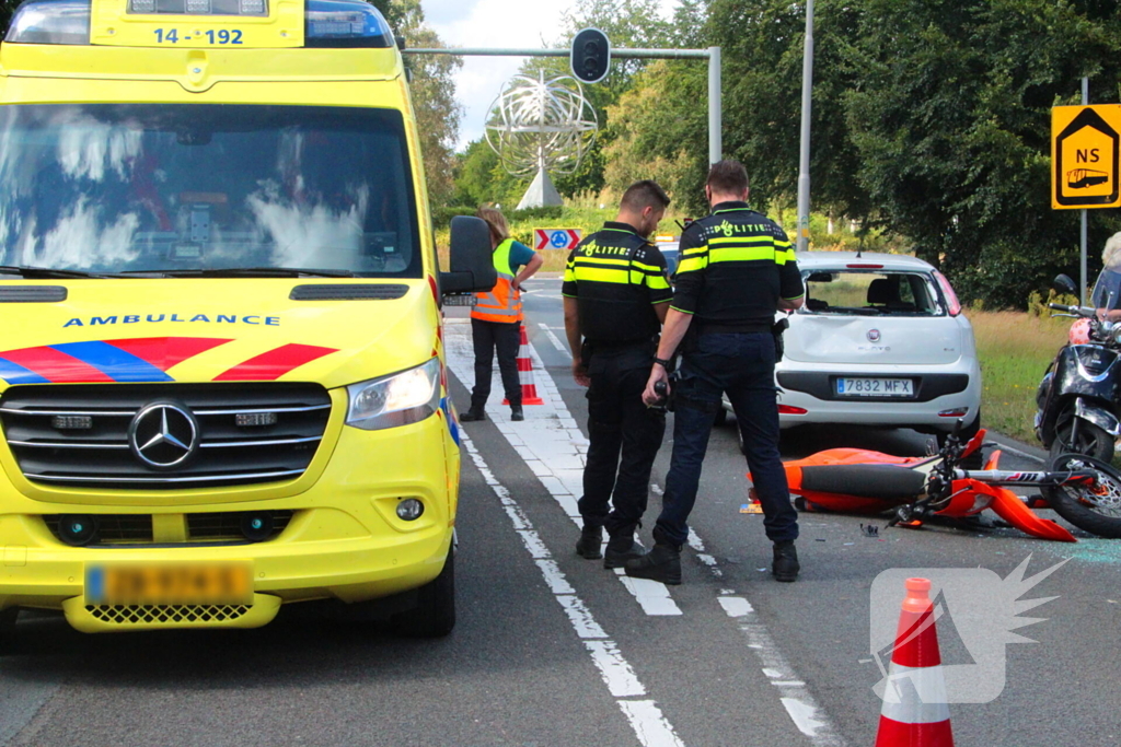 Motorrijder klapt achterop personenauto