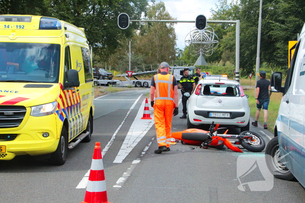 Motorrijder klapt achterop personenauto