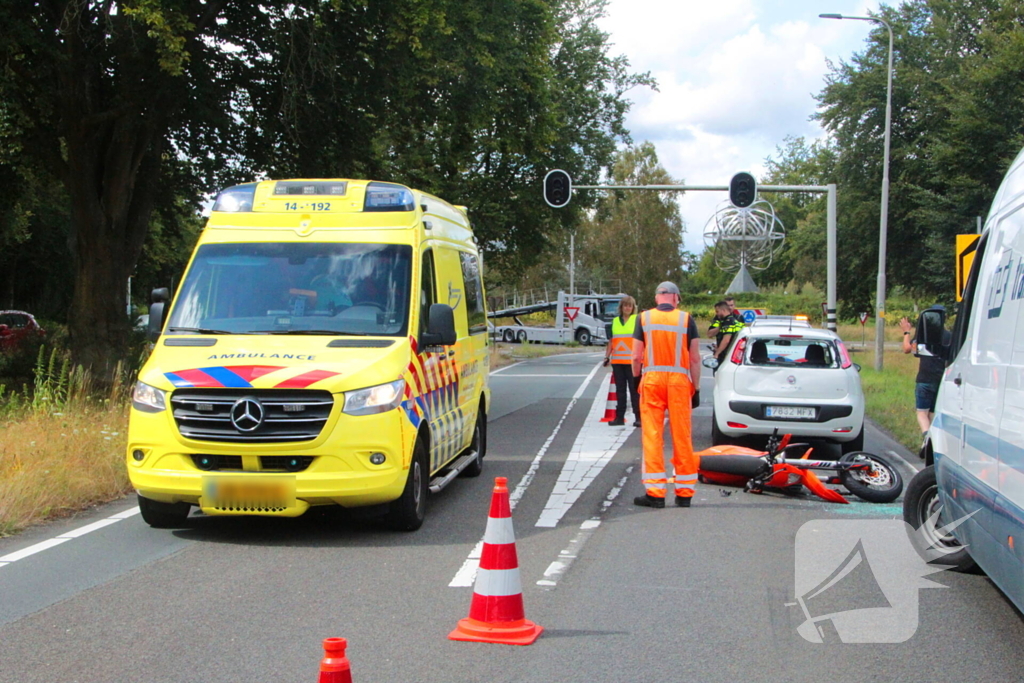 Motorrijder klapt achterop personenauto