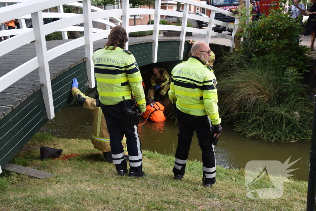 Persoon vast onder brug, brandweer ingezet