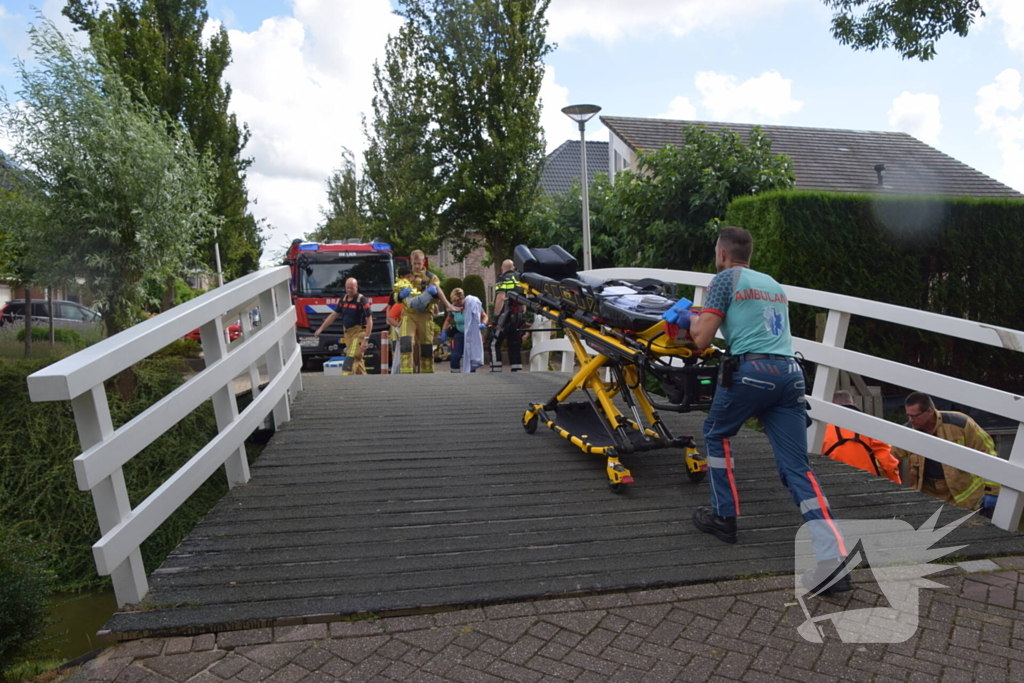 Persoon vast onder brug, brandweer ingezet