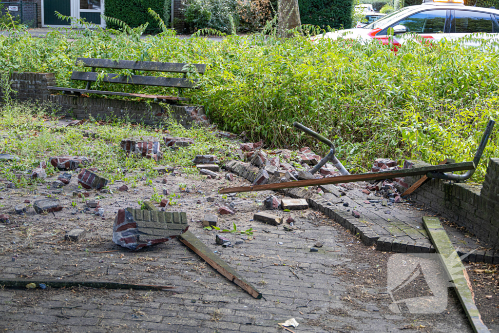 Ravage nadat auto van weg raakt en crasht