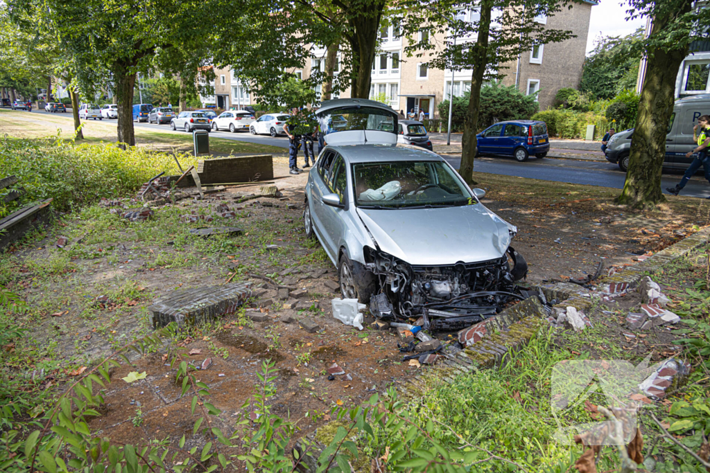 Ravage nadat auto van weg raakt en crasht