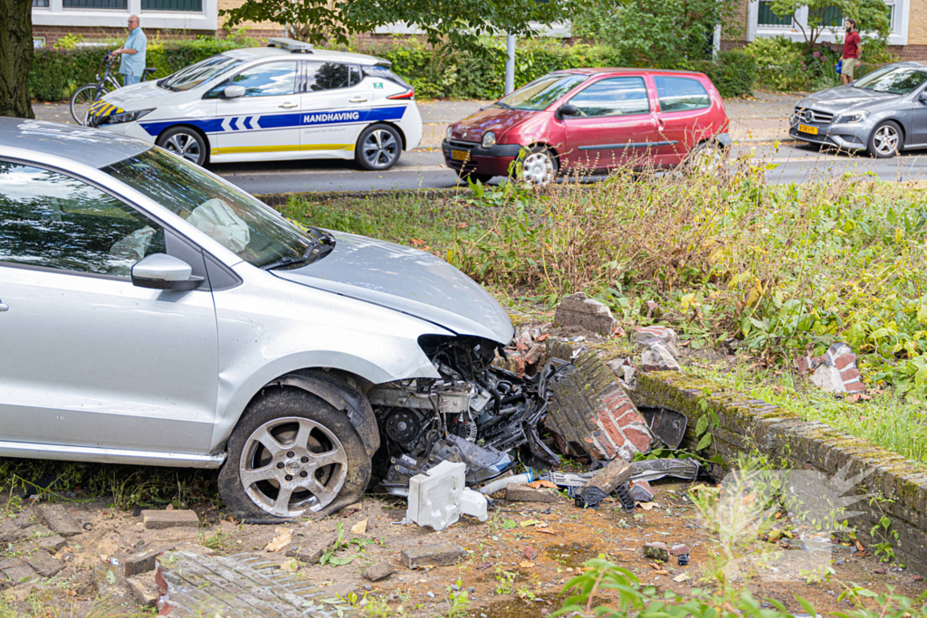 Ravage nadat auto van weg raakt en crasht