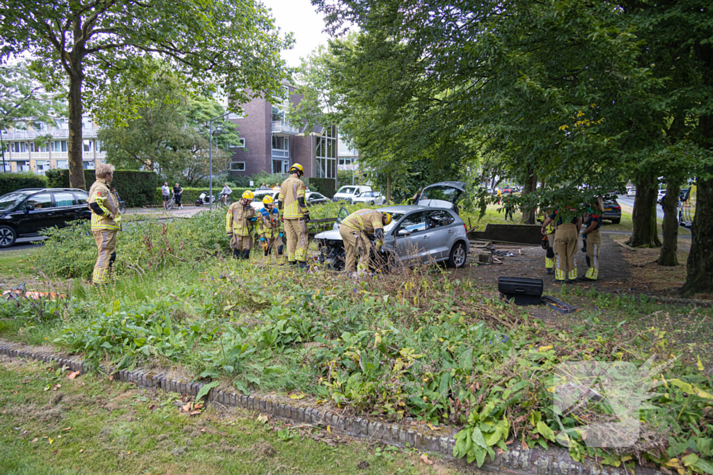 Ravage nadat auto van weg raakt en crasht